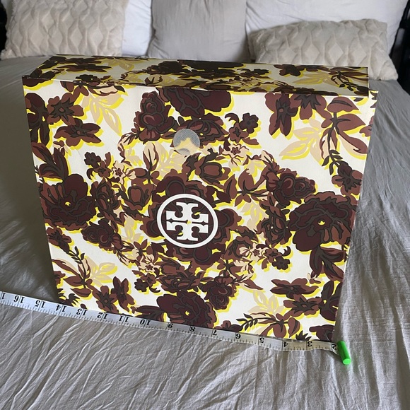Tory Burch gift box - Picture 5 of 7